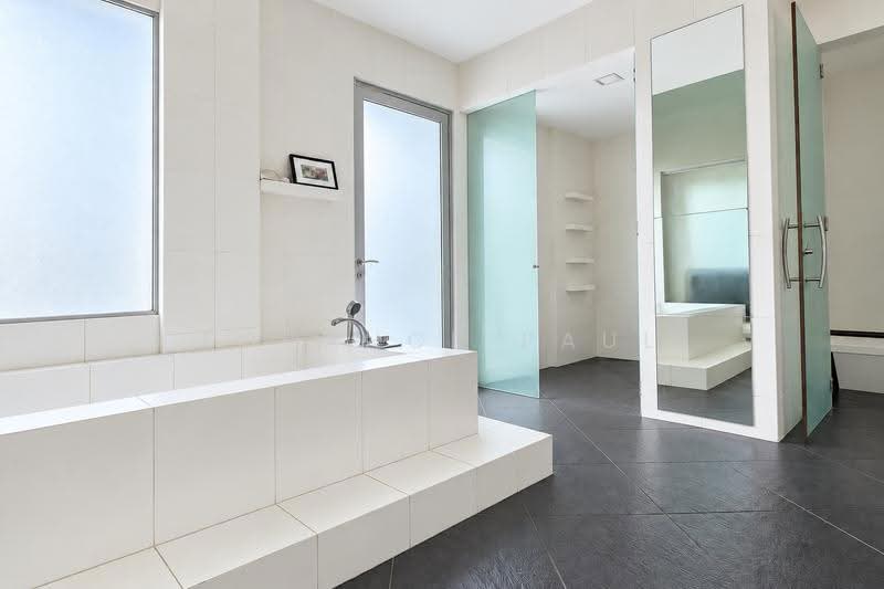 Wareham road, East Coast / Marine Parade, 7 Bedrooms, 8,000 sqft, Detached House For Sale, by Torance Paul, 500286686 - Bathroom - PropertyGuru.com.sg