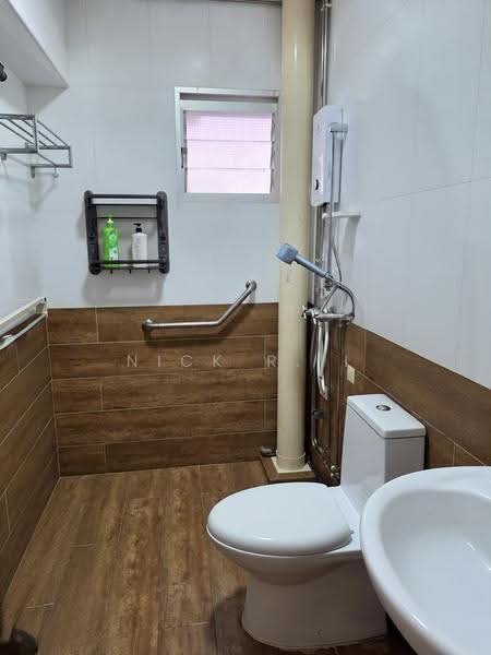 942 Hougang Street 92, 942 Hougang Street 92, Hougang / Punggol / Sengkang, 4 Bedrooms, 1,292 sqft, HDB Flat For Sale, by Nick R. L, 500286717 - Bathroom - PropertyGuru.com.sg