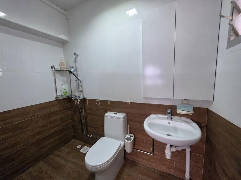 942 Hougang Street 92, 942 Hougang Street 92, Hougang / Punggol / Sengkang, 4 Bedrooms, 1,292 sqft, HDB Flat For Sale, by Nick R. L, 500286717 - Bathroom - PropertyGuru.com.sg
