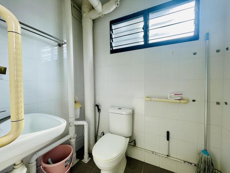131 Bishan Street 12, 131 Bishan Street 12, Ang Mo Kio / Bishan / Thomson, 3 Bedrooms, 904 sqft, HDB Flat For Sale, by Janice Lim, 500286729 - Bathroom - PropertyGuru.com.sg