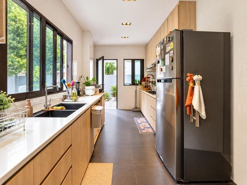 Mins walk to Siglap MRT & Like New Detached, Jalan Buloh Perindu,East Coast Road,Frankel Avenue ,Siglap Road, East Coast / Marine Parade, 6 Bedrooms, 6,572 sqft, Detached House For Sale, by Razak ., 500286734 - Kitchen - PropertyGuru.com.sg
