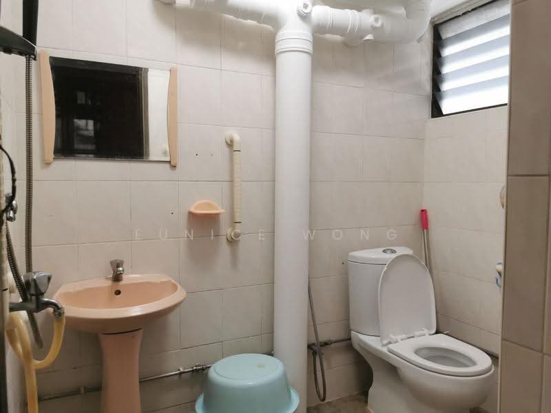 414 Commonwealth Avenue West, 414 Commonwealth Avenue West, Buona Vista / West Coast / Clementi New Town, Room Rental, 130 sqft, HDB Flat For Rent, by Eunice Wong, 500286749 - Bathroom - PropertyGuru.com.sg