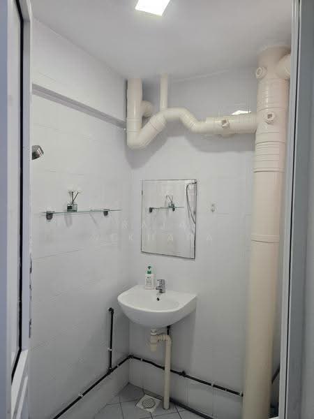 107 Yishun Ring Road, 107 Yishun Ring Road, Sembawang / Yishun, 2 Bedrooms, 721 sqft, HDB Flat For Sale, by Raja Sekhara, 500286863 - Bathroom - PropertyGuru.com.sg