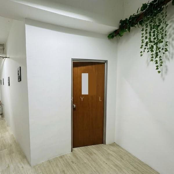 Tong Lee Building, 35 Kallang Pudding Road, Macpherson / Potong Pasir, 220 sqft, Light Industrial (B1) For Rent, by Gary Lee, 500286999 - Corridor - CommercialGuru.com.sg