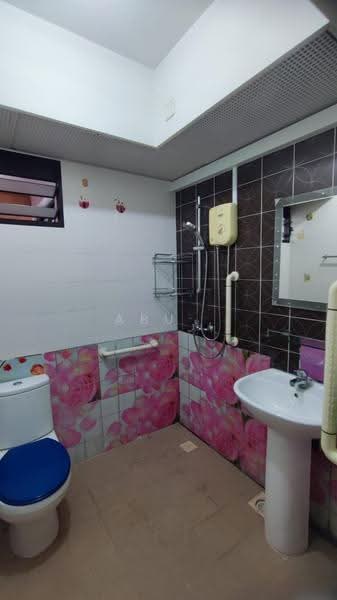 339A Kang Ching Road, 339A Kang Ching Road, Boon Lay / Jurong / Tuas, 2 Bedrooms, 700 sqft, HDB Flat For Rent, by Abu ., 500287022 - Bathroom - PropertyGuru.com.sg