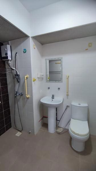 339A Kang Ching Road, 339A Kang Ching Road, Boon Lay / Jurong / Tuas, 2 Bedrooms, 700 sqft, HDB Flat For Rent, by Abu ., 500287022 - Bathroom - PropertyGuru.com.sg