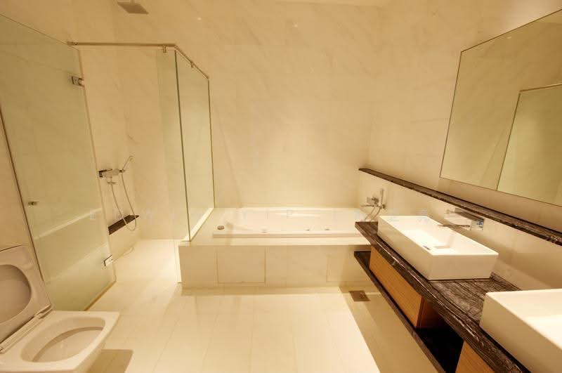 Marina Bay Residences, 18 Marina Boulevard, Boat Quay / Raffles Place / Marina, 4 Bedrooms, 3,607 sqft, Condominium For Rent, by Edwin Yip (叶卫亮), 500287061 - Bathroom - PropertyGuru.com.sg