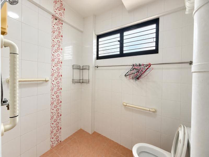 102 Bukit Purmei Road, 102 Bukit Purmei Road, Harbourfront / Telok Blangah, 2 Bedrooms, 786 sqft, HDB Flat For Rent, by Wesley Yuen, 500287063 - Bathroom - PropertyGuru.com.sg