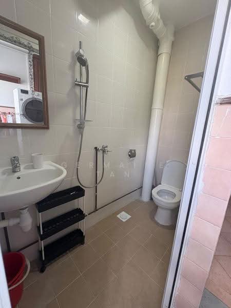 124 Tampines Street 11, 124 Tampines Street 11, Pasir Ris / Tampines, Room Rental, 130 sqft, HDB Flat For Rent, by Germaine Tan, 500287112 - Bathroom - PropertyGuru.com.sg