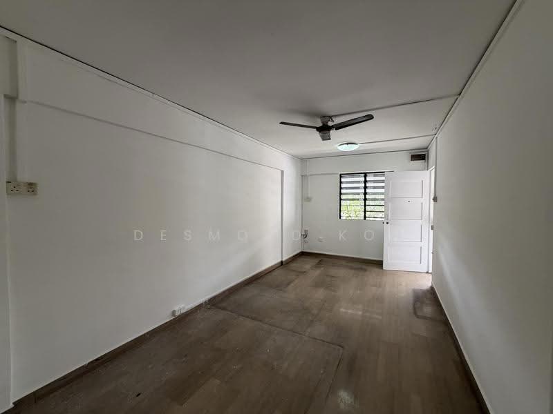 709 Hougang Avenue 2, 709 Hougang Avenue 2, Hougang / Punggol / Sengkang, 2 Bedrooms, 721 sqft, HDB Flat For Sale, by Desmond Koh, 500287145 - Living Room - PropertyGuru.com.sg