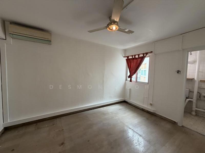 709 Hougang Avenue 2, 709 Hougang Avenue 2, Hougang / Punggol / Sengkang, 2 Bedrooms, 721 sqft, HDB Flat For Sale, by Desmond Koh, 500287145 - Master Room - PropertyGuru.com.sg