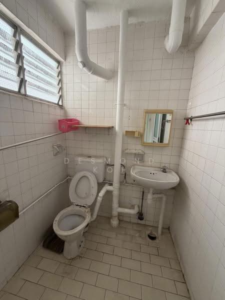 709 Hougang Avenue 2, 709 Hougang Avenue 2, Hougang / Punggol / Sengkang, 2 Bedrooms, 721 sqft, HDB Flat For Sale, by Desmond Koh, 500287145 - Master toilet - PropertyGuru.com.sg