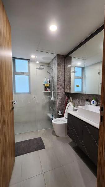 FLO Residence, Punggol Field Walk, Hougang / Punggol / Sengkang, 3 Bedrooms, 1,012 sqft, Condominium For Sale, by Wayne Teau 张健全, 500287171 - Bathroom - PropertyGuru.com.sg