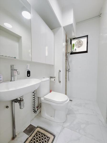 462 Clementi Avenue 3, 462 Clementi Avenue 3, Buona Vista / West Coast / Clementi New Town, 3 Bedrooms, 969 sqft, HDB Flat For Sale, by Tracy Lai, 500287195 - Common Bathroom - PropertyGuru.com.sg