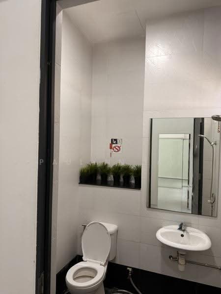 Woodlands Horizon, 31 Woodlands close, Admiralty / Woodlands, 750 sqft, Light Industrial (B1) For Rent, by Paulynn Tay, 500287207 - Bathroom - CommercialGuru.com.sg