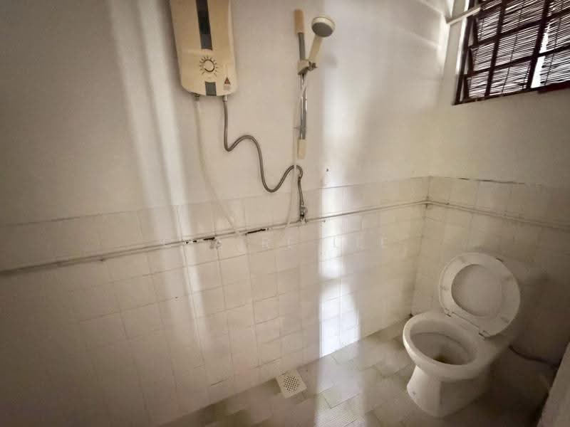 10 Lor Siglap, East Coast / Marine Parade, 4 Bedrooms, 1,750 sqft, Semi-Detached House For Rent, by Claire Lee, 500287226 - Bathroom - PropertyGuru.com.sg