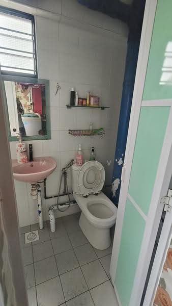 254 Bukit Batok East Avenue 4, 254 Bukit Batok East Avenue 4, Dairy Farm / Bukit Panjang / Choa Chu Kang, 3 Bedrooms, 1,301 sqft, HDB Flat For Sale, by M. Selva, 500287273 - Bathroom - PropertyGuru.com.sg