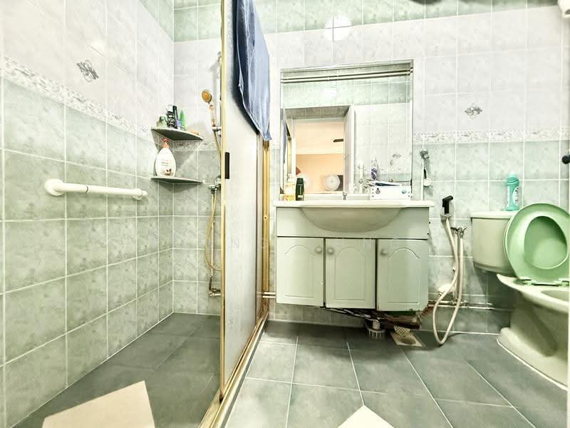 612 Elias Road, 612 Elias Road, Pasir Ris / Tampines, 3 Bedrooms, 1,195 sqft, HDB Flat For Rent, by Young Chng, 500287277 - Master Bathroom - PropertyGuru.com.sg