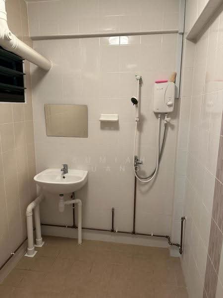 Blk 276 Tampines St 22, 22, 2 Bedrooms, 797 sqft, HDB Flat For Sale, by Sumiah Buang, 500287281 - Bathroom - PropertyGuru.com.sg