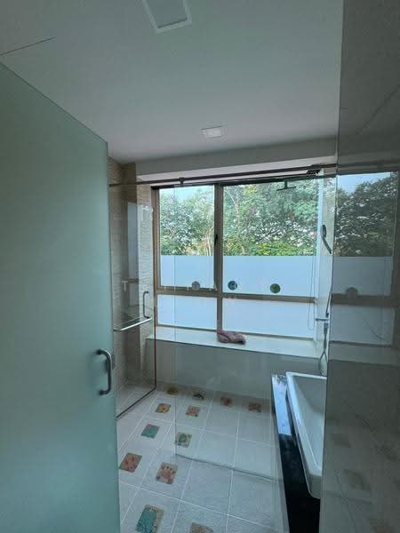 2nd floor Common Room 2 Bathroom