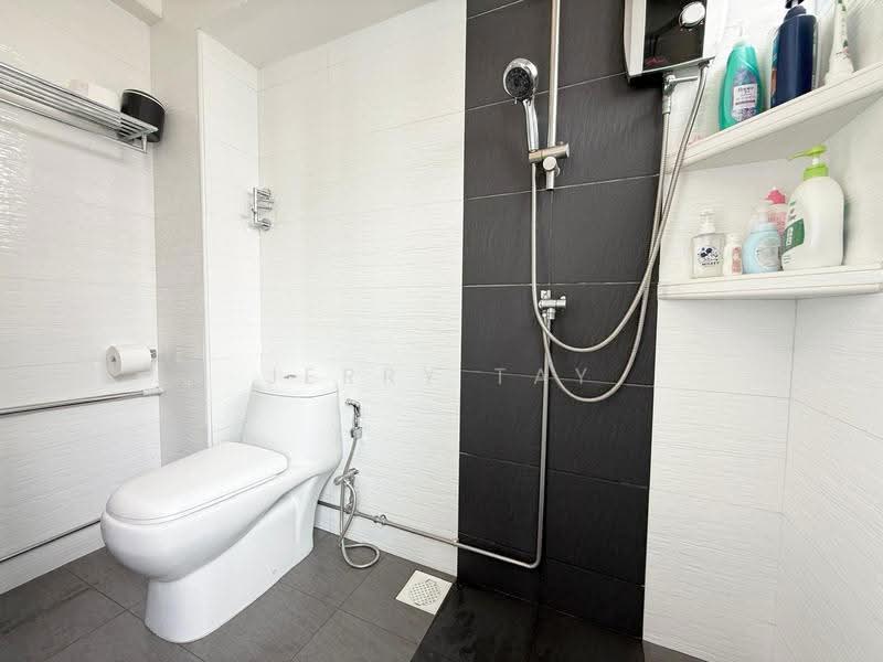 215 Choa Chu Kang Central, 215 Choa Chu Kang Central, Dairy Farm / Bukit Panjang / Choa Chu Kang, 3 Bedrooms, 1,119 sqft, HDB Flat For Sale, by Jerry Tay, 500287317 - Common Bathroom - PropertyGuru.com.sg