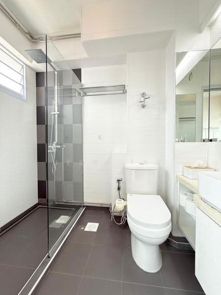 215 Choa Chu Kang Central, 215 Choa Chu Kang Central, Dairy Farm / Bukit Panjang / Choa Chu Kang, 3 Bedrooms, 1,119 sqft, HDB Flat For Sale, by Jerry Tay, 500287317 - Master Bathroom - PropertyGuru.com.sg