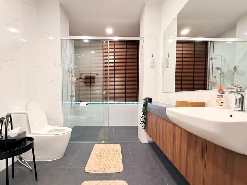**LANDED7772** @ RARE DESIGNER SEA-VIEW SANCTUARY, Pasir Ris / Tampines, 8 Bedrooms, 7,000 sqft, Semi-Detached House For Sale, by Brandon Ng, 500287350 - Bathroom - PropertyGuru.com.sg