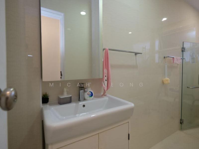 Spacious Family Home With Granny Room Near MRT And 2 Car Parking, Bedok / Upper East Coast, 6 Bedrooms, 4,500 sqft, Terraced House For Sale, by Micah Leong, 500287354 - Bathroom - PropertyGuru.com.sg