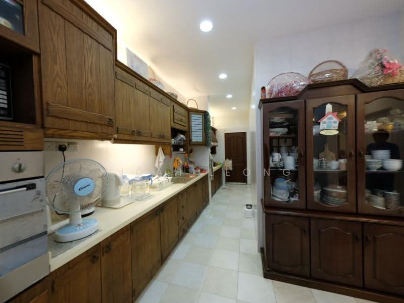 Spacious Family Home With Granny Room Near MRT And 2 Car Parking, Bedok / Upper East Coast, 6 Bedrooms, 4,500 sqft, Terraced House For Sale, by Micah Leong, 500287354 - Kitchen - PropertyGuru.com.sg