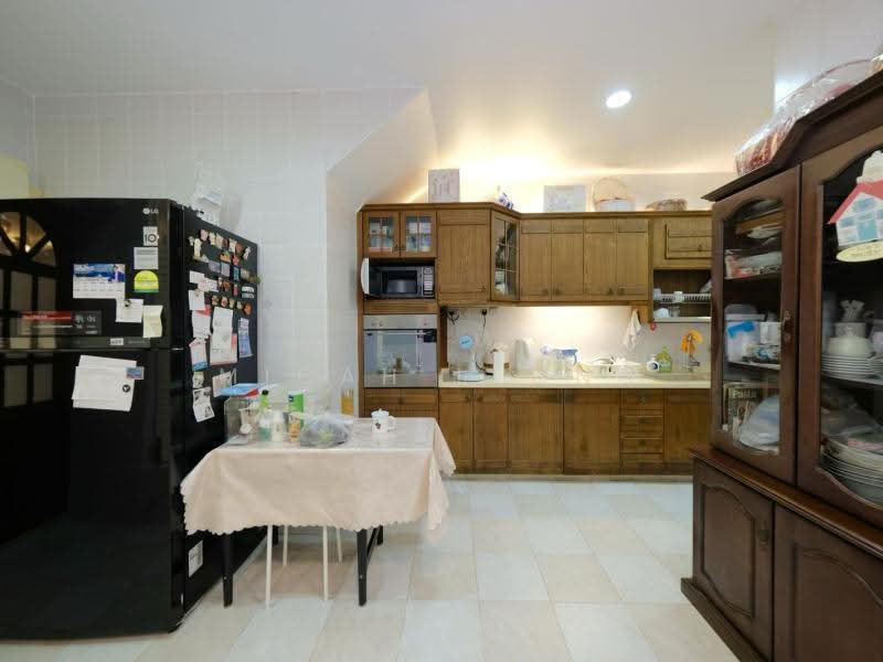 Spacious Family Home With Granny Room Near MRT And 2 Car Parking, Bedok / Upper East Coast, 6 Bedrooms, 4,500 sqft, Terraced House For Sale, by Micah Leong, 500287354 - Kitchen - PropertyGuru.com.sg