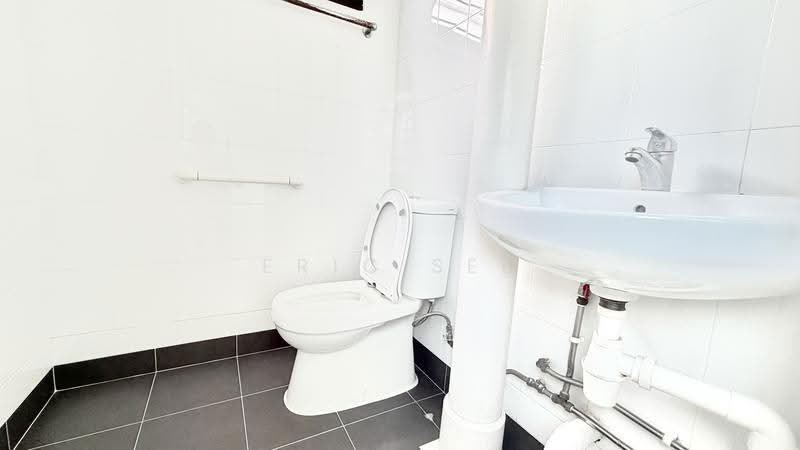 151 Ang Mo Kio Avenue 5, 151 Ang Mo Kio Avenue 5, Ang Mo Kio / Bishan / Thomson, 2 Bedrooms, 883 sqft, HDB Flat For Rent, by Eric See, 500287393 - Common Bathroom - PropertyGuru.com.sg