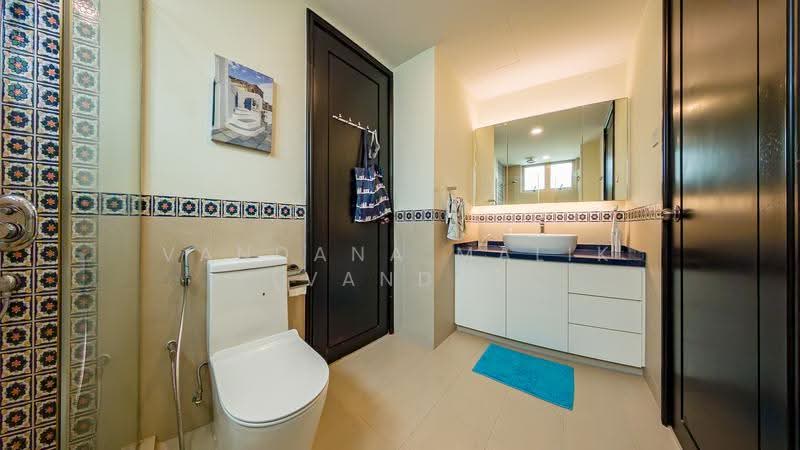 Costa Rhu, 1 Rhu Cross, East Coast / Marine Parade, 4 Bedrooms, 2,056 sqft, Condominium For Sale, by Vandana Malik (Vanda), 500287441 - Bathroom - PropertyGuru.com.sg