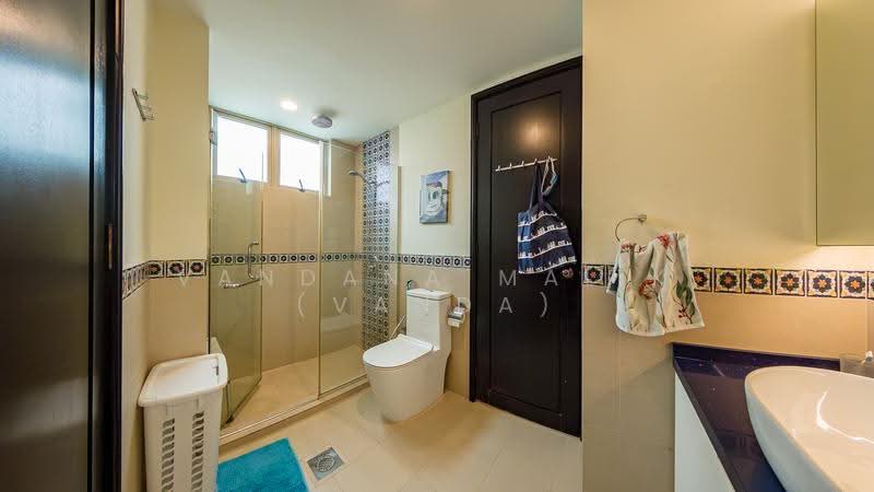 Costa Rhu, 1 Rhu Cross, East Coast / Marine Parade, 4 Bedrooms, 2,056 sqft, Condominium For Sale, by Vandana Malik (Vanda), 500287441 - Bathroom - PropertyGuru.com.sg