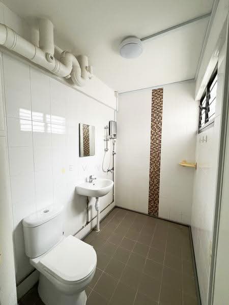 345 Woodlands Street 32, 345 Woodlands Street 32, Admiralty / Woodlands, 4 Bedrooms, 1,313 sqft, HDB Flat For Sale, by Evy Yeo, 500287450 - Bathroom (MBR) - PropertyGuru.com.sg