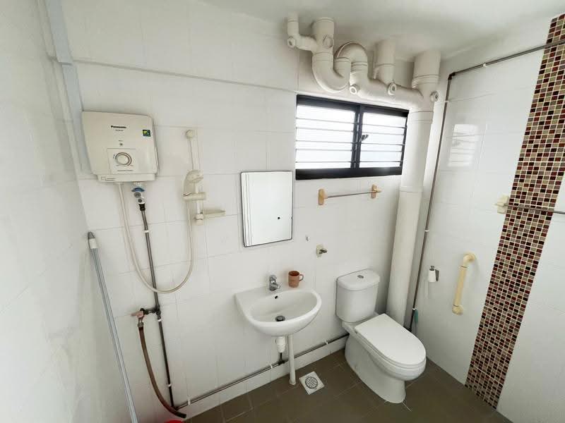 345 Woodlands Street 32, 345 Woodlands Street 32, Admiralty / Woodlands, 4 Bedrooms, 1,313 sqft, HDB Flat For Sale, by Evy Yeo, 500287450 - Common Bathroom - PropertyGuru.com.sg
