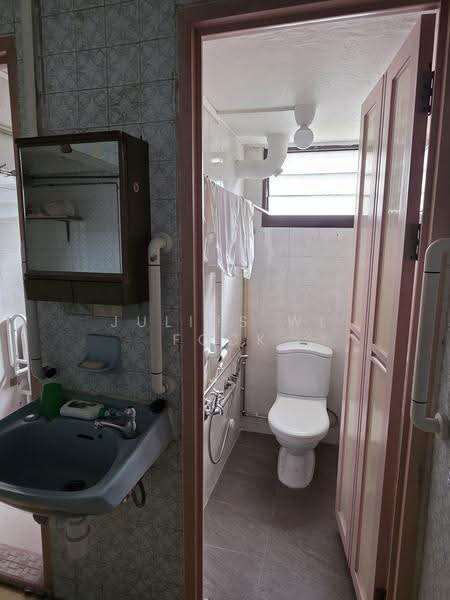 130 Kim Tian Road, 130 Kim Tian Road, Alexandra / Commonwealth, 2 Bedrooms, 700 sqft, HDB Flat For Sale, by Julius WL Fock, 500287521 - Bathroom - PropertyGuru.com.sg