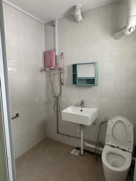 252 Bangkit Road, 252 Bangkit Road, Dairy Farm / Bukit Panjang / Choa Chu Kang, 2 Bedrooms, 786 sqft, HDB Flat For Rent, by Thomas Tan, 500287590 - Bathroom - PropertyGuru.com.sg