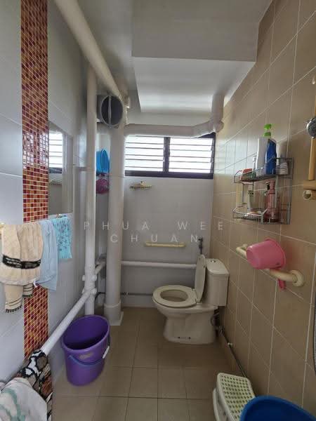 109 Tampines Street 11, 109 Tampines Street 11, Pasir Ris / Tampines, 2 Bedrooms, 796 sqft, HDB Flat For Rent, by Phua Wee Chuan, 500287605 - Bathroom - PropertyGuru.com.sg