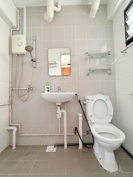 279 Yishun Street 22, 279 Yishun Street 22, Sembawang / Yishun, 3 Bedrooms, 904 sqft, HDB Flat For Rent, by Miaw Yong Lim, 500287626 - Bathroom - PropertyGuru.com.sg