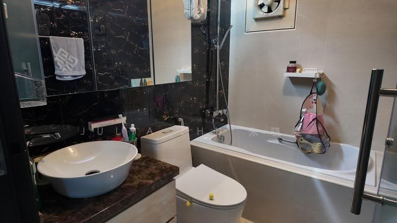 266A Punggol Way, 266A Punggol Way, Hougang / Punggol / Sengkang, 3 Bedrooms, 990 sqft, HDB Flat For Sale, by Julia Zhu 朱骁雯, 500287665 - Master Bathroom - PropertyGuru.com.sg