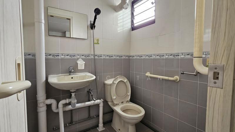 546 Ang Mo Kio Avenue 10, 546 Ang Mo Kio Avenue 10, Ang Mo Kio / Bishan / Thomson, 3 Bedrooms, 1,003 sqft, HDB Flat For Rent, by Eunice Tan, 500287687 - Bathroom - PropertyGuru.com.sg