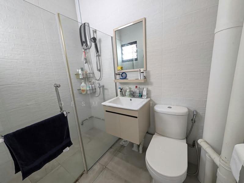 420 Tampines Street 41, 420 Tampines Street 41, Pasir Ris / Tampines, 2 Bedrooms, 800 sqft, HDB Flat For Rent, by Desmond Tan, 500287718 - Bathroom - PropertyGuru.com.sg