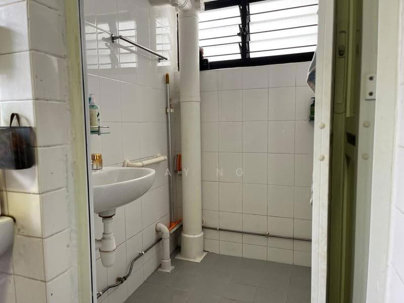 410 Pandan Gardens, 410 Pandan Gardens, Boon Lay / Jurong / Tuas, 2 Bedrooms, 775 sqft, HDB Flat For Sale, by Jay Ng, 500287731 - Bathroom - PropertyGuru.com.sg