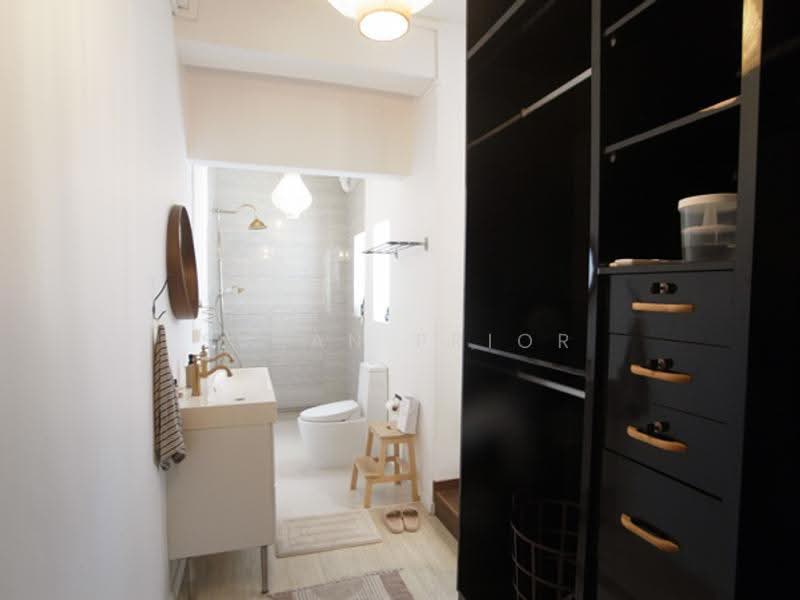 Tiong Bahru Cute Ground Floor Home Office, Nearby Tiong Bahru Walkup Apartment, Alexandra / Commonwealth, 2 Bedrooms, 875 sqft, Walk-up Apartment For Rent, by Susan Prior, 500287751 - Bathroom - PropertyGuru.com.sg