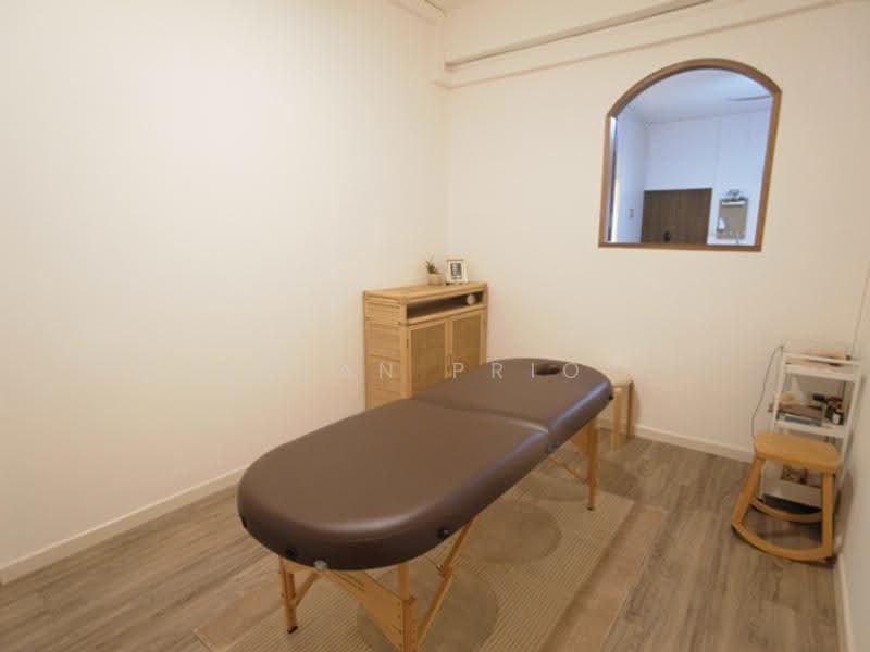 Tiong Bahru Cute Ground Floor Home Office, Nearby Tiong Bahru Walkup Apartment, Alexandra / Commonwealth, 2 Bedrooms, 875 sqft, Walk-up Apartment For Rent, by Susan Prior, 500287751 - PropertyGuru.com.sg