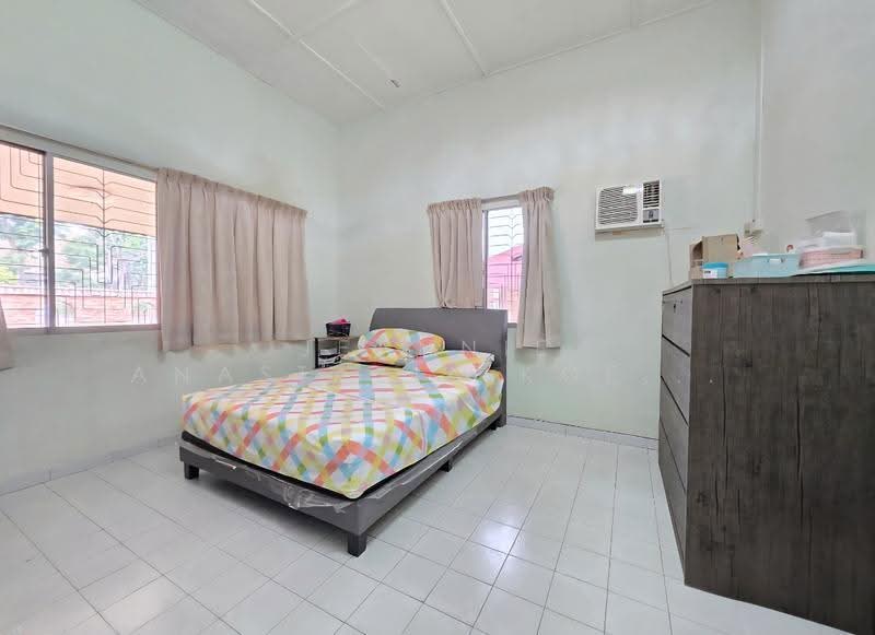 Original Single Storey Semi-D @ Upper Changi Road East, Flora, Loyang, Changi, Loyang, Bedok / Upper East Coast, 3 Bedrooms, 2,000 sqft, Semi-Detached House For Sale, by Jeannie Anastasia Koe 高晶晶, 500287761 - Bedroom - PropertyGuru.com.sg