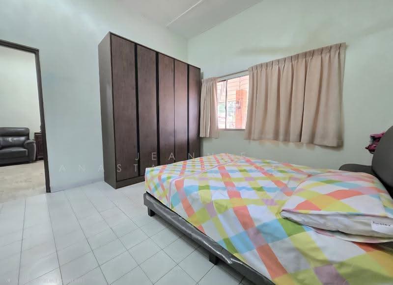 Original Single Storey Semi-D @ Upper Changi Road East, Flora, Loyang, Changi, Loyang, Bedok / Upper East Coast, 3 Bedrooms, 2,000 sqft, Semi-Detached House For Sale, by Jeannie Anastasia Koe 高晶晶, 500287761 - Bedroom - PropertyGuru.com.sg