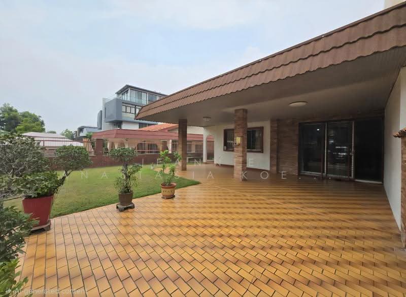 Original Single Storey Semi-D @ Upper Changi Road East, Flora, Loyang, Changi, Loyang, Bedok / Upper East Coast, 3 Bedrooms, 2,000 sqft, Semi-Detached House For Sale, by Jeannie Anastasia Koe 高晶晶, 500287761 - Exterior - PropertyGuru.com.sg