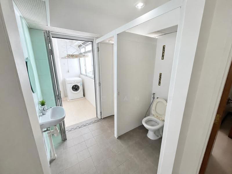 421 Clementi Avenue 1, 421 Clementi Avenue 1, Buona Vista / West Coast / Clementi New Town, 2 Bedrooms, 785 sqft, HDB Flat For Sale, by Wanni Chan 陈寀颖, 500287765 - Bathroom - PropertyGuru.com.sg