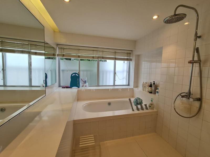 Cairnhill Conservation 5+1 PIZZAZZ!, Cairnhill Road Conservation House, Orchard / River Valley, 5 Bedrooms, 4,000 sqft, Conservation House For Rent, by Susan Prior, 500287767 - Bathroom - PropertyGuru.com.sg